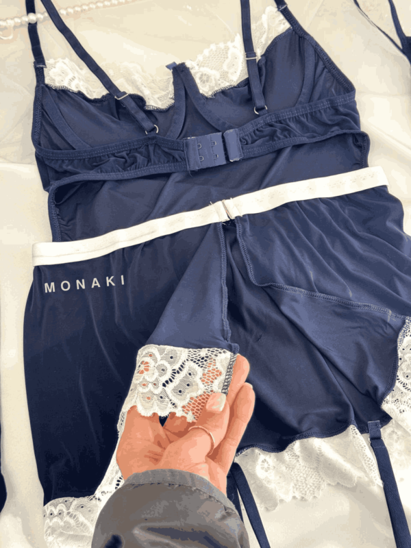 کاستوم پیشخدمت